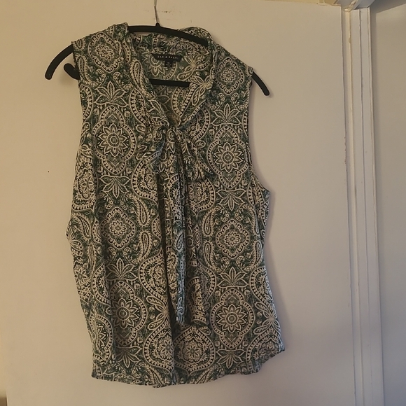 Zac & Rachel Tops - Zac & Rachel Green and White Paisley Tie-Neck Sleeveless Top